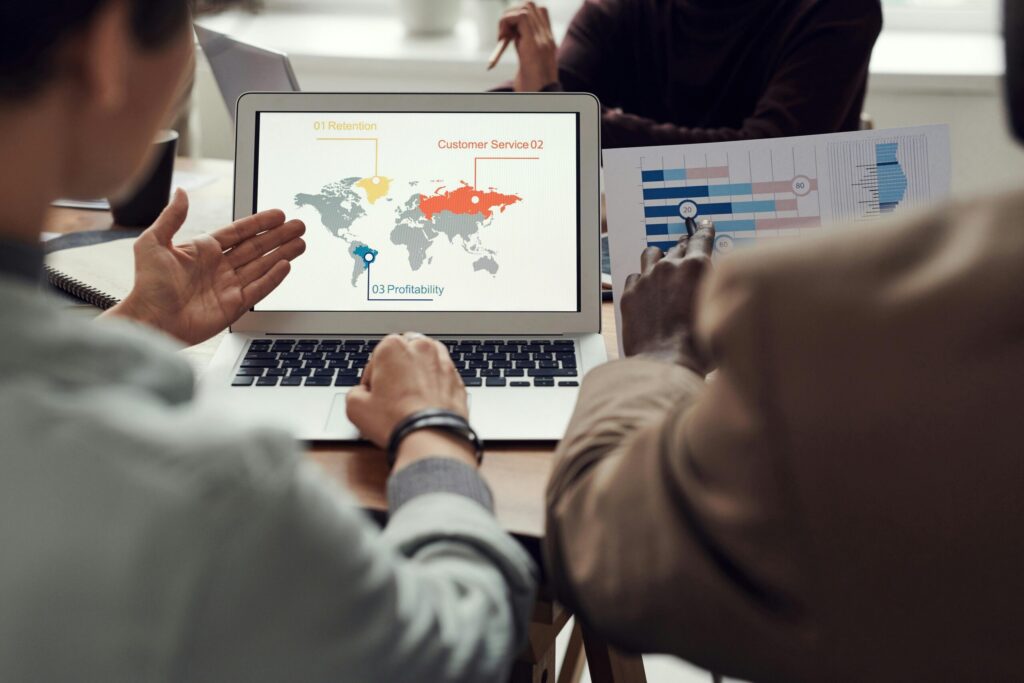 Praca nad usługami e-commerce – laptop i mapa